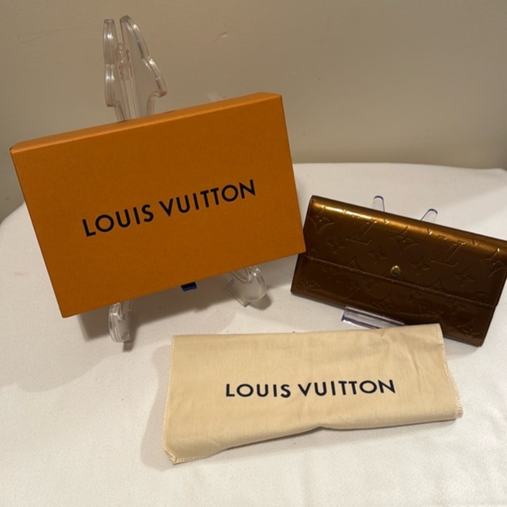 LOUIS VUITTON GOLD VERNICE SARAH WALLET NWOT CONDITION